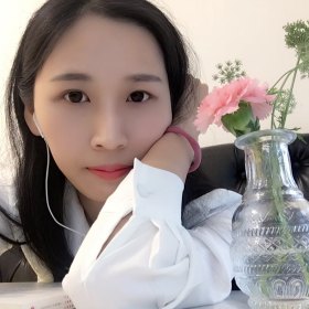 小茜 28岁 期望两年内结婚 湖北-武汉 166cm 10W以下 一个武汉女孩儿,90年,是一名小小的银行桂圆,喜欢音乐电影和旅行,如果你定居在武汉,年龄比我大能聊得来的话,很高兴认识你